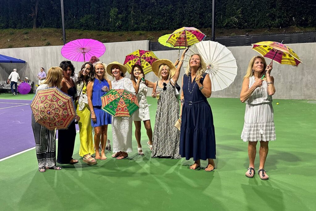 Women relationships on tennis court